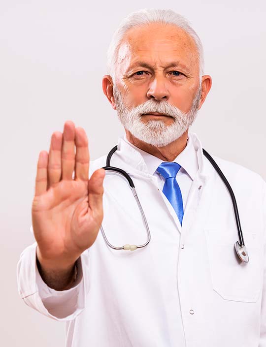 пожилой врач показывает руку на камеру